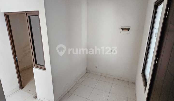 Rumah Desain Cakep 3 Lantai Siap Huni Lokasi Bagus Hook Depan 2