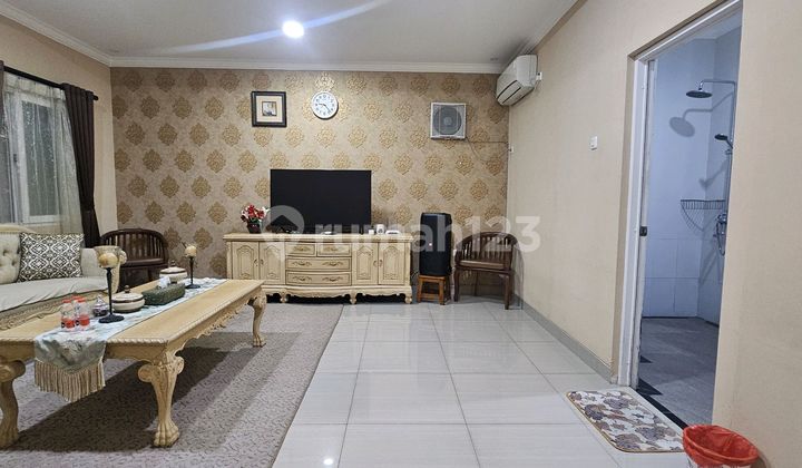 Luxury House in Gading Serpong Fully Furnished with Swimming Pool 2