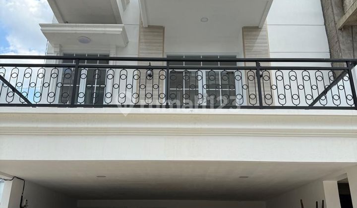 Rumah 3 Lantai SHM Bebas Banjir Dekat Fasilitas Kesehatan Siap Huni di Pesanggrahan, Jakarta Selatan