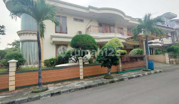 Dijual Rumah Hoek 2 Lantai Hadap Timur Selatan Dalam Komplek Mewah