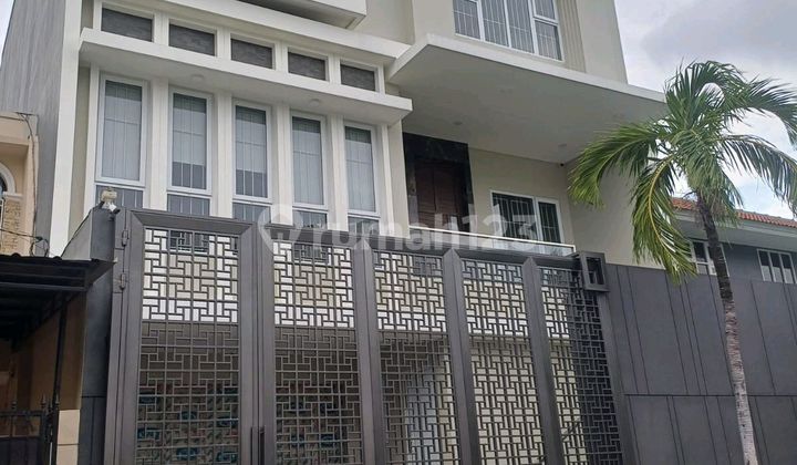 Brand New Di Gading Kirana 3 Lantai Bagus ,cantik, Semi Furnish