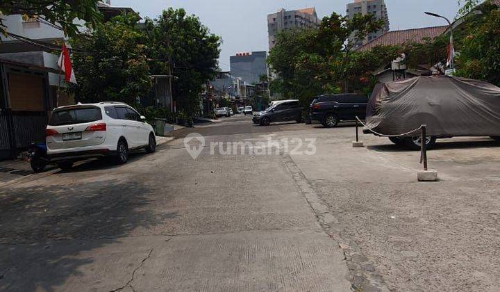 Rumah Rapi 2,5 Lantai Jalan Lebar Hadap Selatan 2