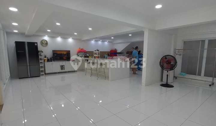 Di Gading Kirana ,dijual Rumah Cantik 3 Lantai 