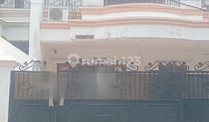 Disewakan Rumah 7X17, 2,5 Lantai Bagus Furnish Disewakan Rumah 7X17, 2,5 Lantai Bagus Furnish