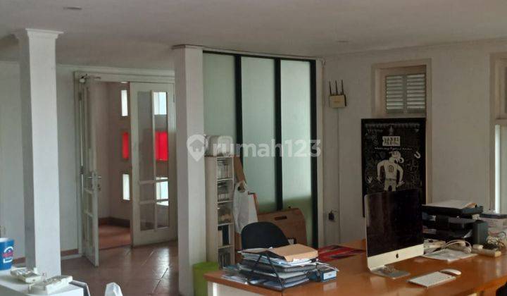 Rumah dijual di Tebet ,lokasi strategis cocok untuk usaha dan kantor Rumah di Jalan Tebet barat raya 3 Lantai SHM 2