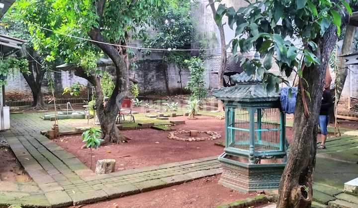 House for Sale in Duren Sawit in a Strategic Location, Adjacent to the Main Road in Duren Sawit with SHM. 2