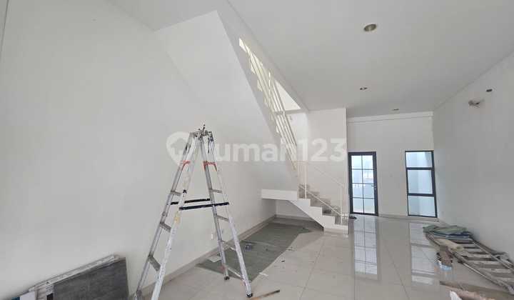 For Rent: Brand New 3-Story Affordable Shop House at Ruko Collins 2 Maison De Wisteria, Metland Menteng, Cakung, East Jakarta, Ready to Use & Ready for Business, Minimalist Modern. 2