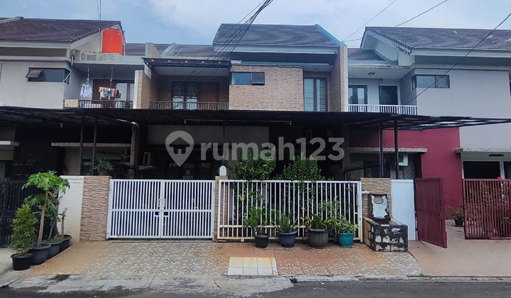 Rumah 2 Lantai Bagus SHM di Harapan Indah Cluster Aralia, Bekasi