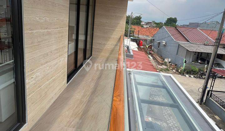 Rumah 2 Lantai Sudah Renovasi Semi Furnished Sertifikat Hak Milik di Grand Galaxy , Bekasi 2