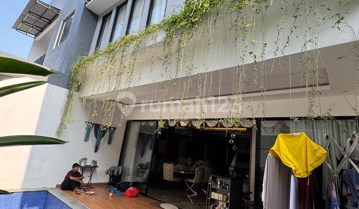 Rumah Ada Kolam Renang di Cluster Lavesh Harapan Indah 8