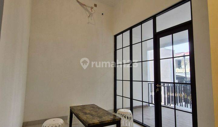 Dijual Rumah 3 Lantai Siap Huni Pinggir Jalan Besar Ada Multi Function Hall Room di Tomang 2