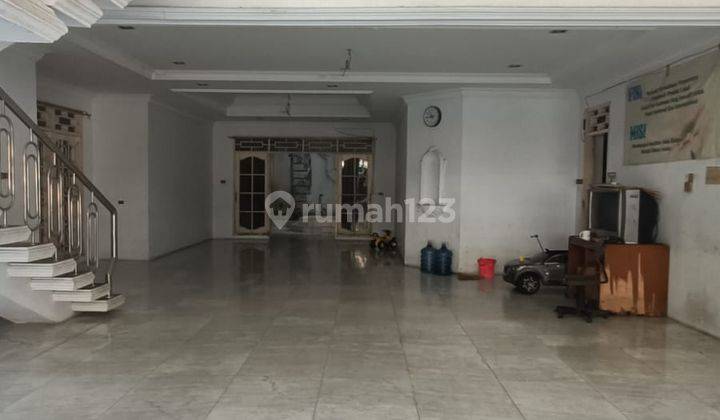 Disewakan Rumah 2,5 Lantai 8+1 KT Bagus Hadap Timur di Karang Manis Pluit  2