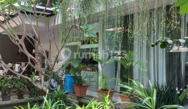 Serene House with a Swimming Pool in the City Center 2