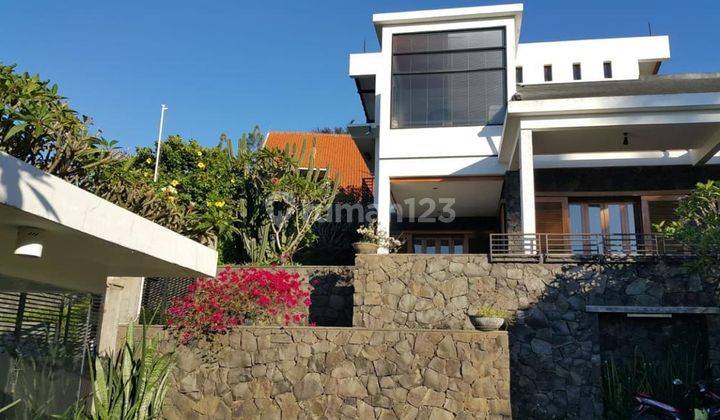 Di jual rumah design with tropical city view  1