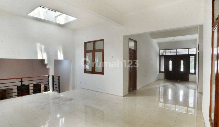 Dijual Rumah 2 lantai, Cocok untuk Usaha Bank, Kantor, Salon, Travel Agent Dll, Juga cocok untuk Tempat Fitnes, Di Mainroad Jalan Jakarta 2