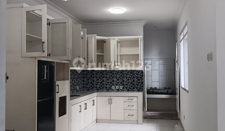 Good cheap ready-to-occupy 2-story house for rent, land 200, building 250, Kota Wisata. Good cheap ready-to-occupy 2-story house for rent, land 200, building 250, Kota Wisata.