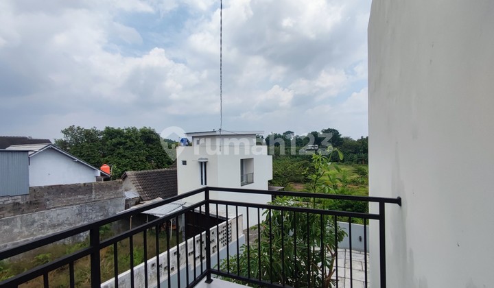 Homestay Dijual; Parkir 4 Mobil area Maguwoharjo