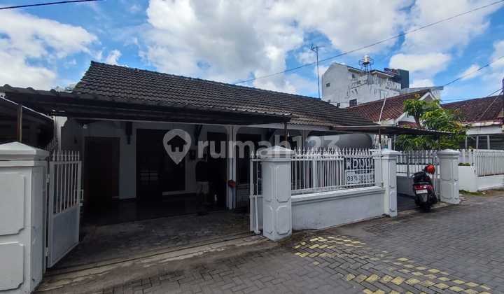 Classic Jati Limasan House in UGM Ring 1, Area 232 M²