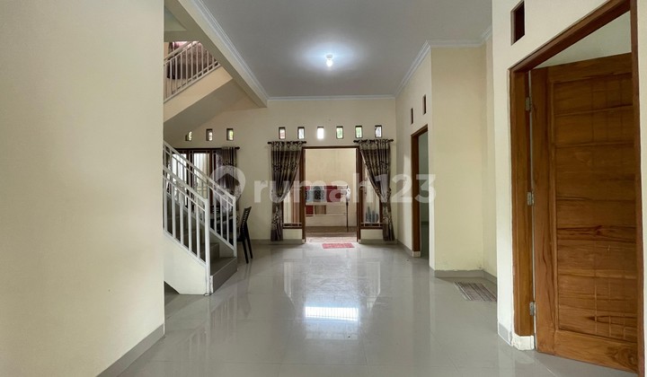 House Near UGM Under 2M, Land Area 150 Building Area 200, 5 Bedrooms 2