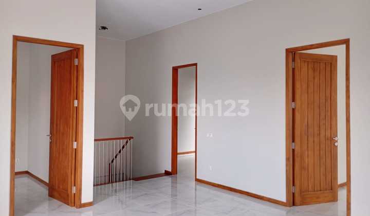 Trihanggo Luxury House, 10 Minutes to Malioboro, Ready to Live In 4KT - 2.8 M 2