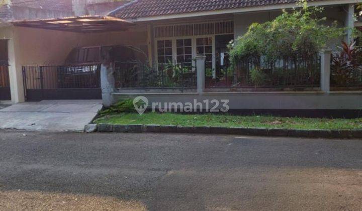 Rumah luas, layout plong, ada taman di belakang, row jalan lebar dijual di lokasi strategis, sektor 3, Bintaro Jaya.
 1