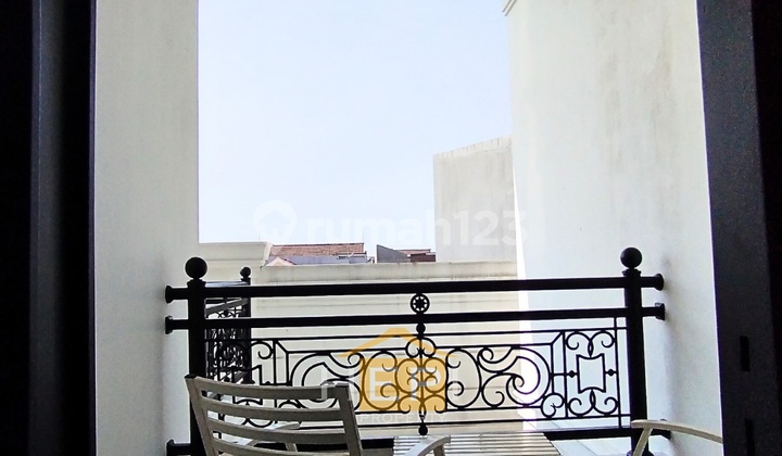 Klasik Mewah Dekat Binus Dan Tengah Kota ! Semi Furnished SHM 2