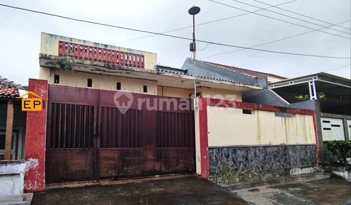 Central City House Suitable for Office and Home! Close to Everything