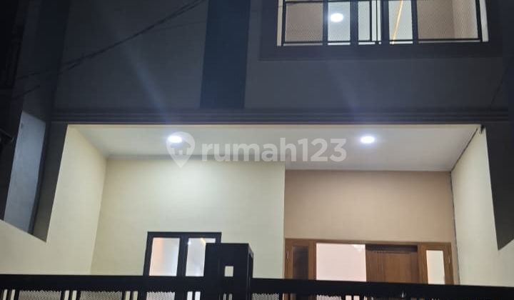 Brand New! Rumah 3 Lantai Rooftop, Shm , Row Jln 2 Mbl , Semi Furnish**felisia