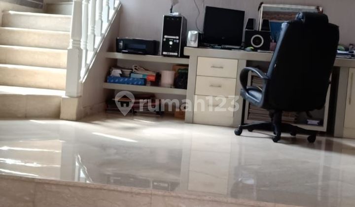 DI JUAL Rumah Hook 3 Lantai , siap huni , row jln 3 mobil, 4kamar tidur ,3lantai di kelapa gading jakarta utara 2