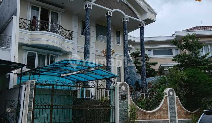 For Quick Sale, Luxurious 2 1/2 Story House, In Villa Gading Indah, 4+2 Bedrooms, SHM, Ready to Occupy, Clean, Well-Maintained ** Mel