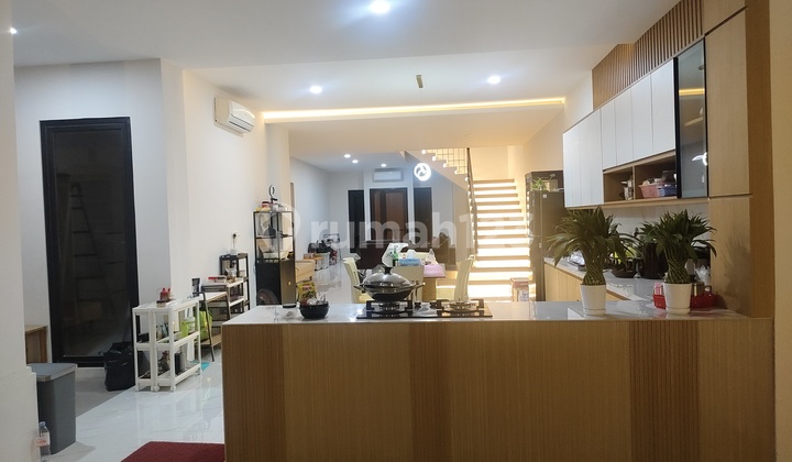 Disewakan Rumah Baru, Full Furnished, Strategis, Kamar Banyak **Mel