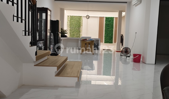 Disewakan Rumah Baru, Full Furnished, Strategis, Kamar Banyak **Mel