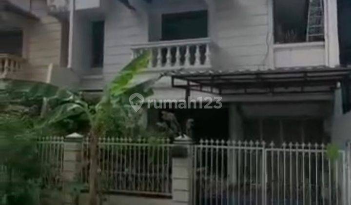 Dijual Cepat Rumah 2 Lantai Lokasi Strategis , Shm, Kamar Tidur 3+1, *** Mel 1