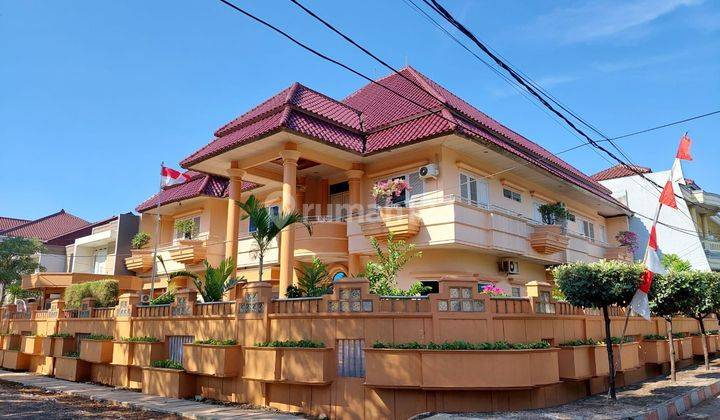 Dijual Rumah Hook Cantik, Siap Huni, Lokasi Strategis, Ada Kolam Renang       ** Rina 1