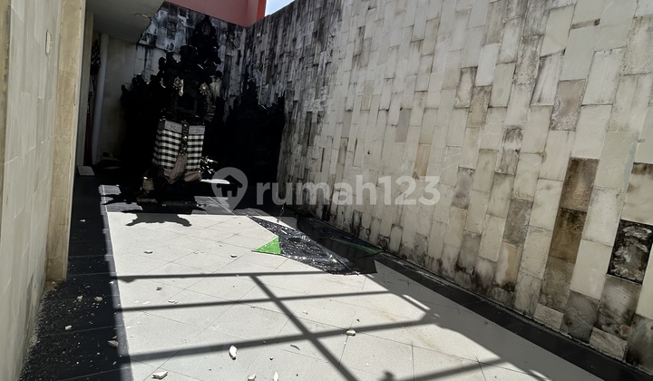 For Rent: Building Suitable for Showroom on Main Road, West Gatot Subroto. For Rent: Building Suitable for Showroom on Main Road, West Gatot Subroto.