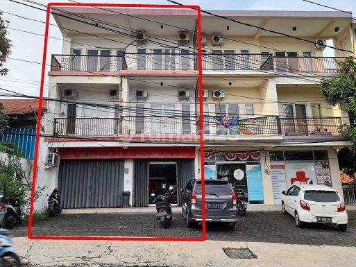 Shophouse for sale on Main Street Kerobokan Strategic Location 1