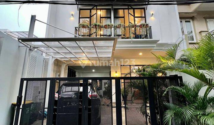 RUMAH MEWAH TIGA LANTAI+ROOFTOP DI PONDOK INDAH 2