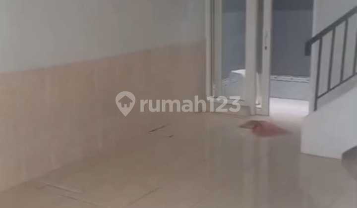 Park Residence, Taman Surya, West Jakarta. For Rent: 2-Story House, 5 Million Deposit, East Facing, 2-Car Road Row, 22,000W Electricity, WTP Water - 1st Floor. Park Residence, Taman Surya, West Jakarta. For Rent: 2-Story House, 5 Million Deposit, East Facing, 2-Car Road Row, 22,000W Electricity, WTP Water - 1st Floor.