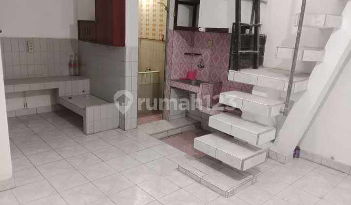 Duri Kosambi, Jakbar..Disewa Rumah 2 Lt, Hadap Timur, Minimal Sewa 2 Thn, Deposit 5jt, Row Jln 2 Mbl, 1 Area Laundry, IPL 150rb per Bln, PLN 2200 Abudemen, Air PAM. 2