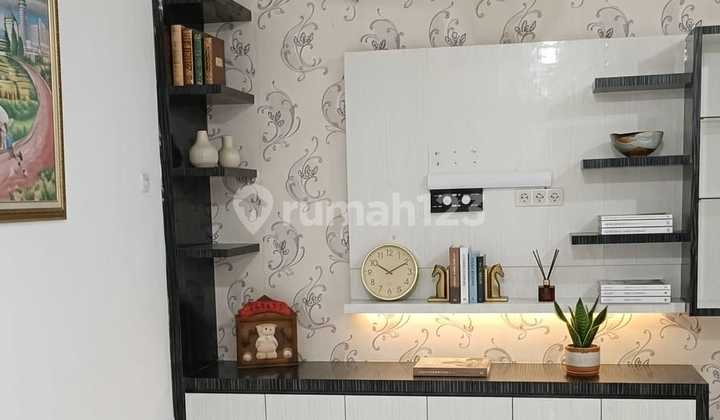 Taman Palem, Cengkareng, Jakbar..Disewa Rumah 2 LT, Minimal Sewa 2 Thn, Semi Furnish, Kitchen Set, Tempat Tidur, Rak, TV, AC, Mesin Cuci, Toren, Mesin Pompa, Depan Taman Luas, Row Jln 2 Mbl.-M31.l.r3f 2