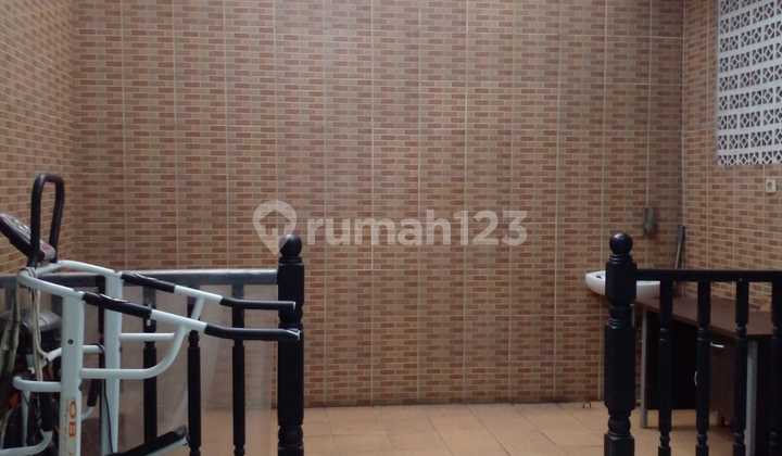 Taman Surya 5, West Jakarta..For Rent: 2-Storey House, Deposit 10 million, Fully Furnished, Located on a 3-Car-Wide Street, Air Conditioner, TV, Refrigerator, Sofa Set, Water Heater, PLN 3500w, Municipal Water Supply. 2