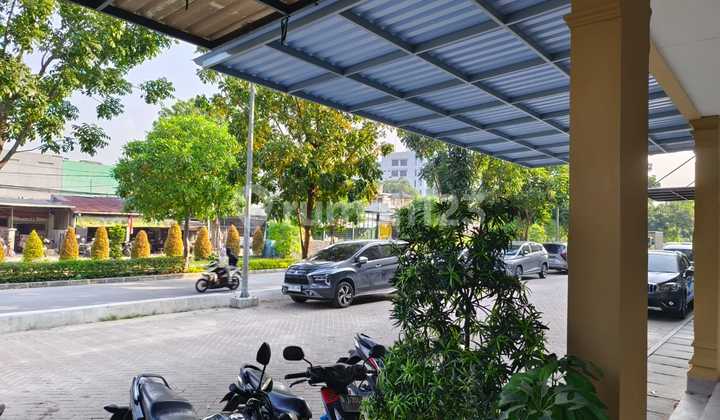 Mutiara Taman Palem block i1 - 3 floors - Good condition, renovated - semi-furnished - has an office room - South facing - former office Mutiara Taman Palem block i1 - 3 floors - Good condition, renovated - semi-furnished - has an office room - South facing - former office