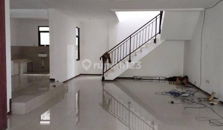 Disewakan Rumah 2 Lantai Posisi Boulevard Bs Utk Kantor Dan Sdh Renov di Taman Aries, Jakbar 1