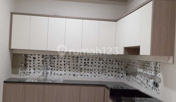 Citra 2, Kalideres, West Jakarta.. For Rent: 1.25-story house, Boulevard location, Slightly negotiable price, Deposit 15 million IDR, Minimum lease 2 years, Neat and ready to occupy, PLN 2200W, WTP/PAM water, Street width for 2 cars, Recently renovated and tidied up.-M3rn1.