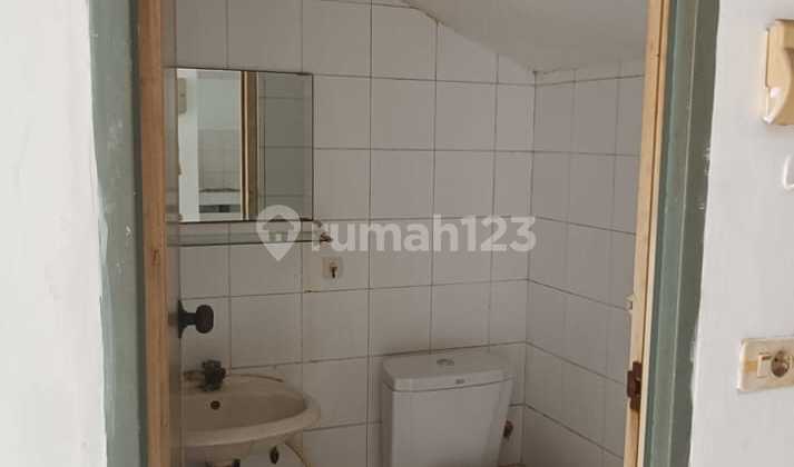 Taman Surya 5, Pegadungan, Kalideres, Jakbar..Disewa Rumah 2.5 Lt, Minimal Sewa 2 Thn, Hadap Barat Daya, Listrik 3500W, Air Pam. 2