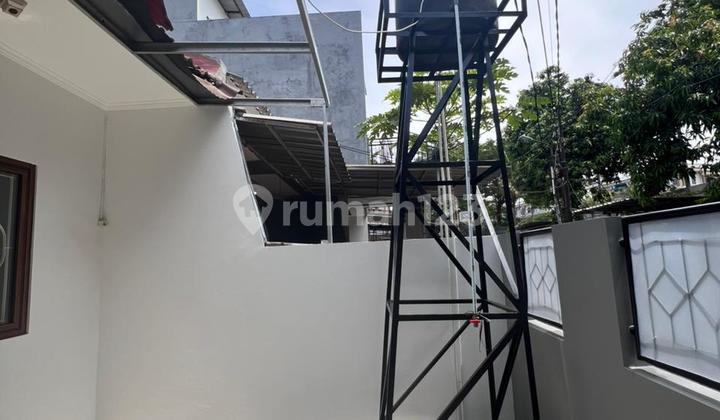 Kresek Indah, Duri Kosambi, West Jakarta.. For Rent: 1-Story House, Move-In Ready, 10 Million Deposit, Fully Renovated, Southeast-Facing, 2200w Electricity, Piped Water and Well Water. 2