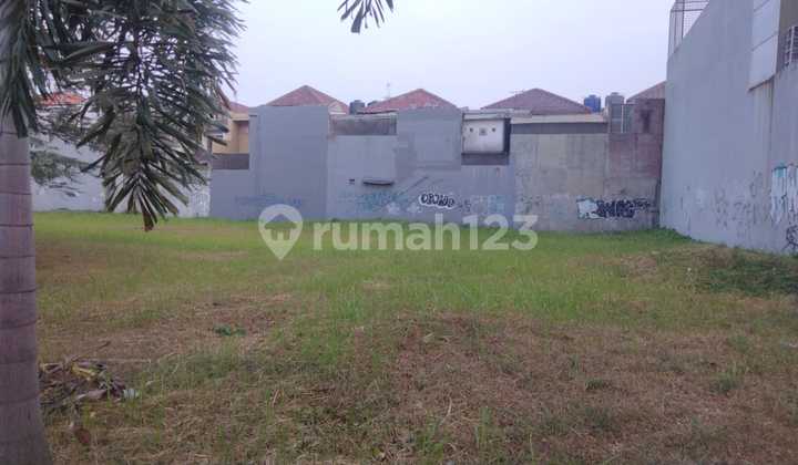 Semanan Garden, West Jakarta.. Land plot for rent, located on the side, facing the railway wall, aligned there are warehouses and residences, row on a 4-meter-wide road.