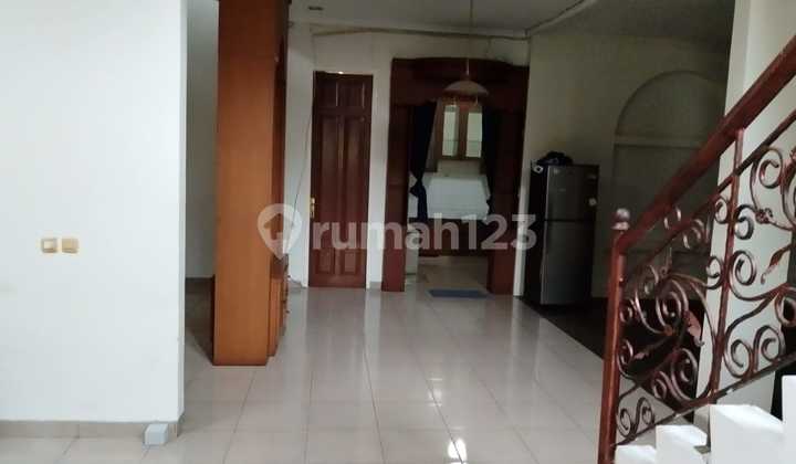 Taman Semanan Indah, Semanan, Kalideres, Jakbar..Disewa Rumah Hoek 2 Lantai, Hadap Barat Daya dan Utara, Full Furniture, PLN 7000W, Air Pam.-Wt