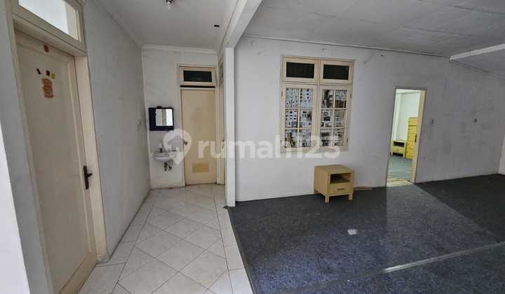 Citra 2 Ext, West Jakarta.. For Rent: 2-Story House, Minimum Lease 2 Years, Deposit 5 Million, 2 Carports, 2 Cars Street Row, 2200W PLN, Piped Water. 2