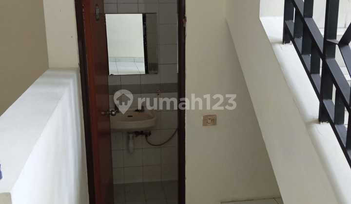 Taman Surya, West Jakarta..For Rent: 2-Story House, Minimum Lease 2 Years, Neat and Ready to Occupy, 1 Warehouse, 3-Car Row, 2200W PLN, PAM Water.-M3rn1 2